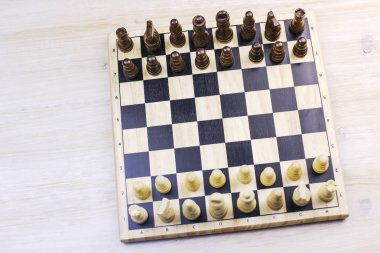Ahşap satranç taşları tablo ile satranç masası