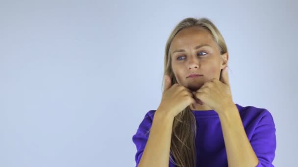 Νεαρή γυναίκα να κάνει ένα πρόσωπο που μασάζ — Αρχείο Βίντεο