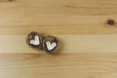 Bir kalp şeklinde iki adet kıyılmış ceviz