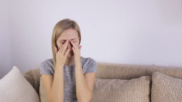Egy fáradt nővel dörzsöli a szemét — Stock videók