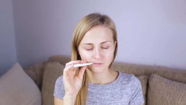 Mädchen, das Temperatur misst — Stockvideo