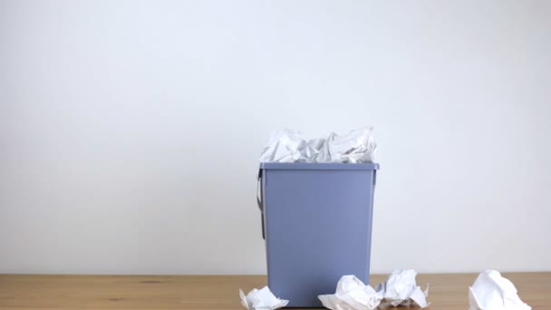 Una cesta llena de papeles arrugados — Vídeo de stock