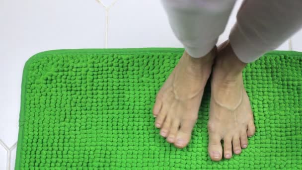 Jambes féminines debout sur le tapis — Video