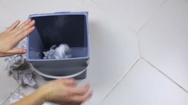 Kadın el kağıt çöp bir kova topla