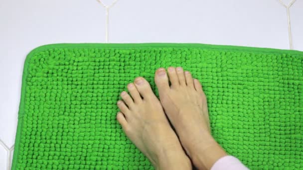 Los pies de las mujeres se mueven sobre una alfombra peluda — Vídeo de stock