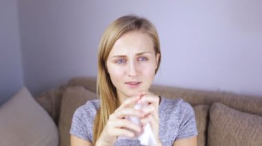 Kırmızı gözlü bir okuma kız portresi