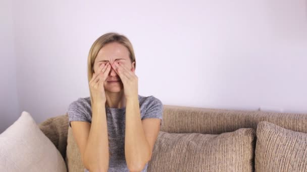 Attraktives Mädchen reibt sich die Augen, Schmerz, Allergie — Stockvideo