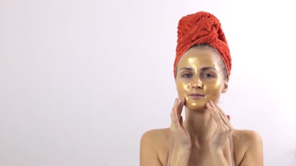 Mulher demonstra uma máscara dourada em seu rosto — Vídeo de Stock