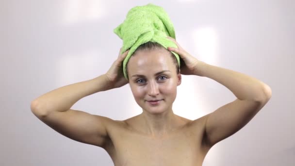 La ragazza toglie un asciugamano da capelli umidi e li asciuga — Video Stock