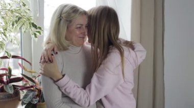Anne ve kızı gülmek ve büyük sevgiyle kucaklamak