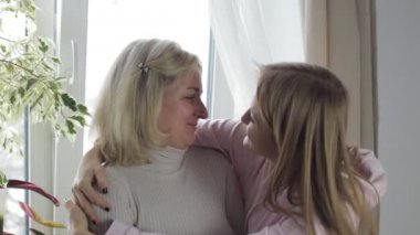 Anne ve kızı sarılma ve söz