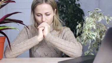 Kız bir laptop monitör önünde oturur ve bir e-posta için beklerken sinir, elleri losyonları.