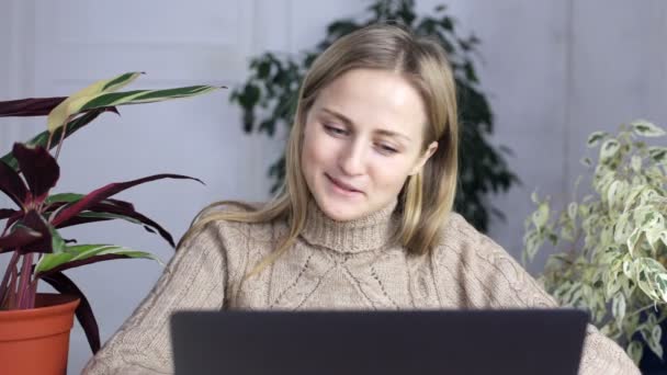 Συναισθηματική χαρούμενη γυναίκα που εργάζεται σε ένα φορητό υπολογιστή — Αρχείο Βίντεο