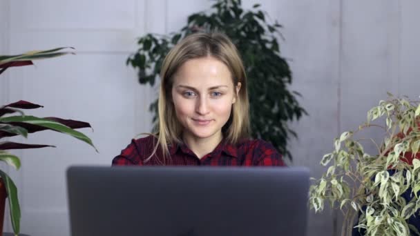 Kız gülüyor ve başparmak laptop otururken ortaya — Stok video