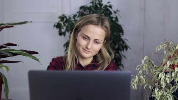 Attraktive Studentin arbeitet hinter einem Laptop — Stockvideo