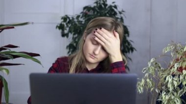 Uzun saatlik çalışmanın stres giderici ve dizüstü bilgisayar ekranına bakarak gözleri, Masaj yorgun kadın,