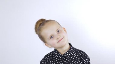 Küçük bir kız kameraya gülümsüyor. Yakın çekim