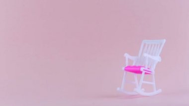 Plastik sallanan bir pembe sallanan sandalye
