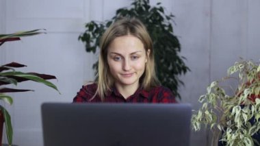 Genç kız için bir dizüstü bilgisayar çalışırken stres altında olduğunu