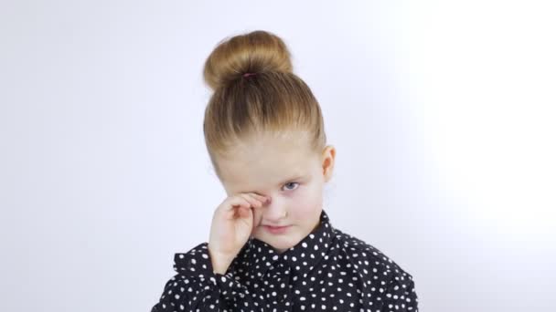 Маленькая девочка пытается очистить глаза от мусора и потереть глаза — стоковое видео