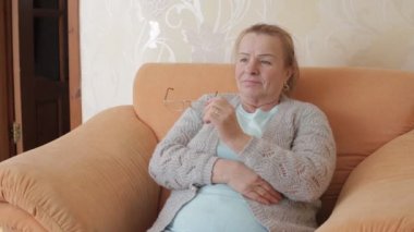 Yaşlı kadın onun gözlük ve saat Tv kapatma aldı