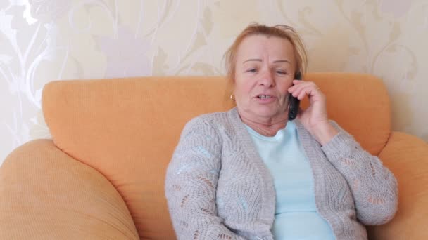 Volwassen emotionele vrouw praten over de telefoon — Stockvideo