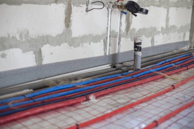 Radyatörleri bağlamak için kırmızı ve mavi oluklu borular