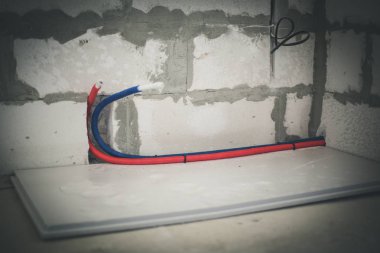 Radyatör bağlamak için boru oluklu. Ev bina konsepti