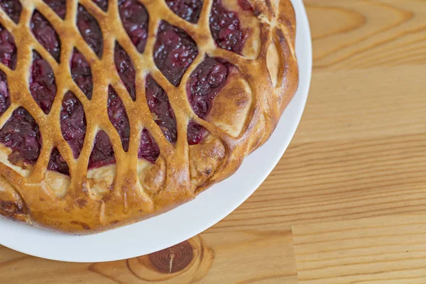 Close-up op een stukje kersen taart op een tafel — Stockfoto