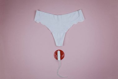 Kırmızı sinyal ve hijyenik tampon ile beyaz kadın külot