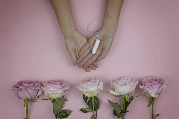 Female hands hold hygienic tampon. Feminine hygiene concept — Stock Photo, Image