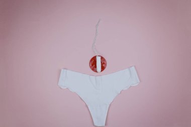 Beyaz hijyenik tampon ve adet yaklaşımını gösteren kırmızı alarm