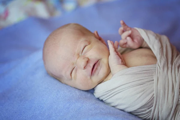 Новорожденная девочка смеется с закрытыми глазами — стоковое фото