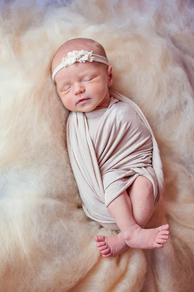Hermosa niña recién nacida dormida con un vendaje en la cabeza —  Fotos de Stock