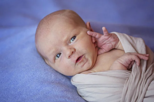 Una niña recién nacida escucha atentamente y mira con ojos grandes —  Fotos de Stock