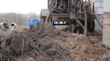 Sondaj makinesi su çıkarma için çalışır