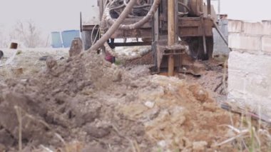 Için su çıkarma için matkap çalışması