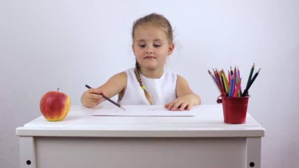 Urocza dziewczyna rysuje na płycie z ołówkiem w dobrym nastroju — Wideo stockowe