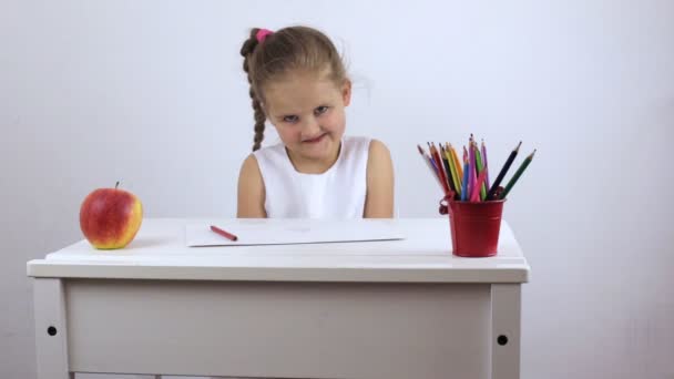 Χαρούμενο κορίτσι ζωγράφισε μια εικόνα και το εμφανίζει — Αρχείο Βίντεο