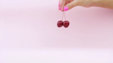 Metin için yer ile pembe bir arka plan üzerinde döndürmek Olgun kiraz