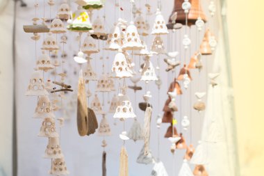 Kil çok renkli dekoratif çanlar. Güzel ev dekorasyonu