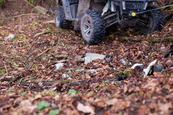 O buggy na vala está ligado por um guincho — Fotografia de Stock