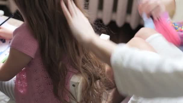 Mãe penteando seu cabelo filhas com um pente — Vídeo de Stock
