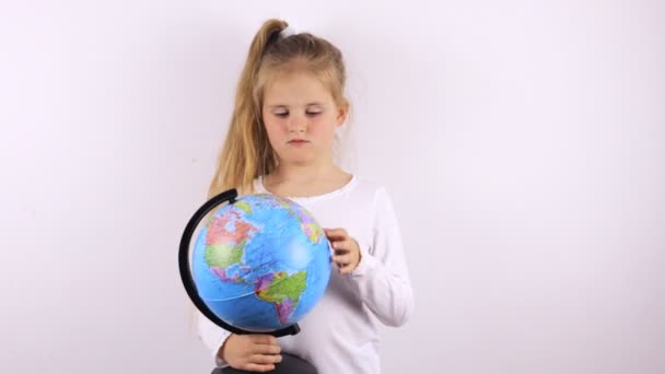 Un écolier regarde le monde. Enseignement à distance au moment d'une pandémie. — Video