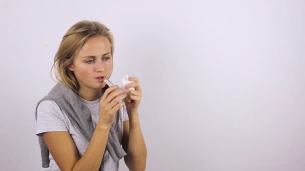 La mujer con fiebre alta, tos y secreción nasal está molesta y no se siente bien. — Vídeo de stock