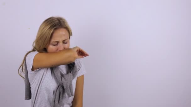 Женщина правильно кашляет на локте. Сильный кашель во время болезни — стоковое видео