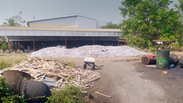 Getränkedosen Vor Der Kleinen Recyclingfabrik — Stockvideo