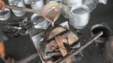 Çalışan bir pot yapmak için bir kalıp içine sıvı alüminyum dökme 