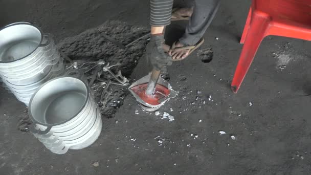 工人在钢包中加入废铝 然后将熔融液体倒入模具中制成锅 — 图库视频影像