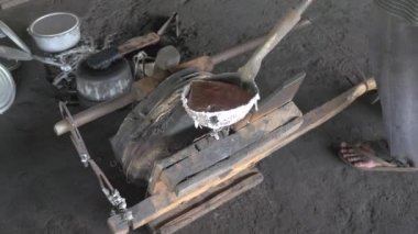 Çalışan bir pot yapmak için bir kalıp içine sıvı alüminyum dökme 